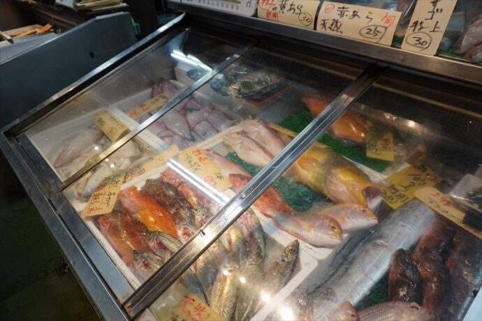 様々な魚が並ぶ鮮魚部